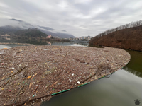 Ružínsku priehradu opäť vyčistili. Z vody vytiahli 80 ton odpadu