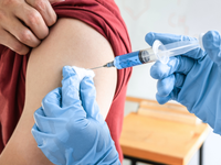 Vedci vysvetlili príčinu myokarditídy po očkovaní proti covidu