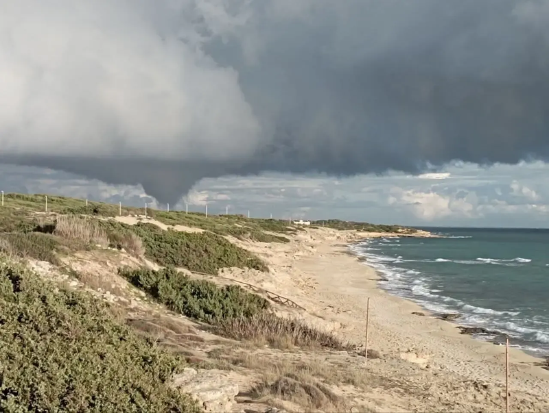 Tornádo zasiahlo obec Manduria v Apúlii. Foto: Meteoweb.eu