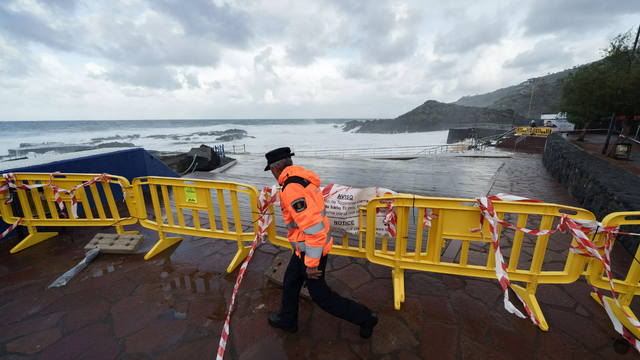 V Španielsku udierajú vysoké vlny. Môžu dosiahnuť až 7 metrov