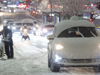 Metropolu zasypal sneh. Večer vládol chaos, ráno má byť ešte horšie