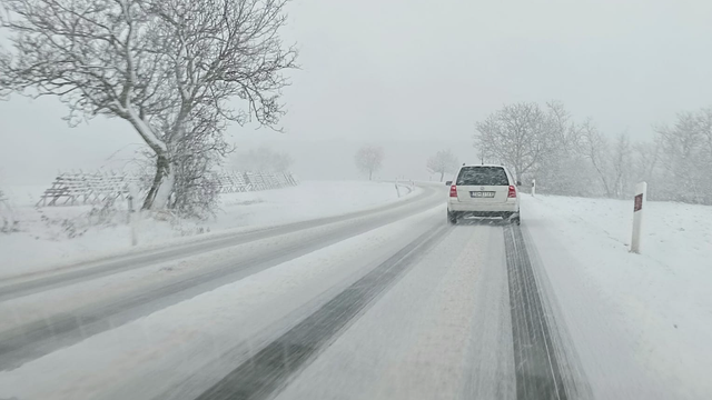 Sneženie PRÁVE TERAZ vstupuje nad Slovensko a pokryje nížiny na západe