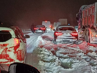 Krízová situácia kvôli sneženiu. Červená výstraha pred snežením stále trvá