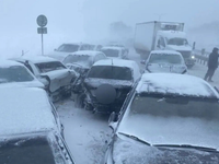 Snehová víchrica spôsobila rozsiahlu nehodu až s 25 autami