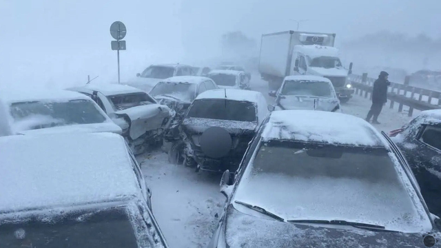 Snehová víchrica spôsobila rozsiahlu nehodu až s 25 autami