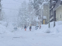 Kým sa u nás otepľuje, v Japonsku bojujú so snehovou nádielkou