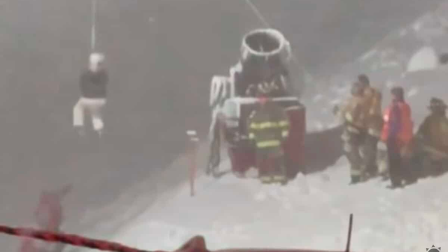 Nebezpečenstvo na svahu. Kvôli poruche uviazlo na lanovke 14 lyžiarov