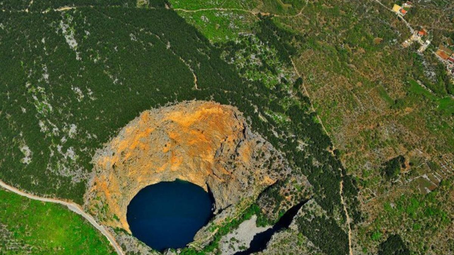 Záhadné chorvátske jazero. Nikto do neho nedokáže hodiť kameň