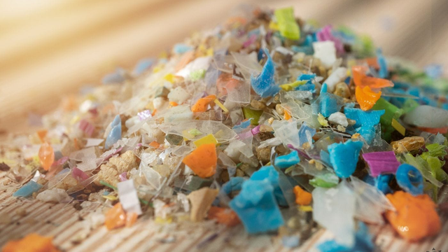 Táto činnosť je pre životné prostredie najhoršia. Uvoľňuje sa pri nej veľké množstvo plastov