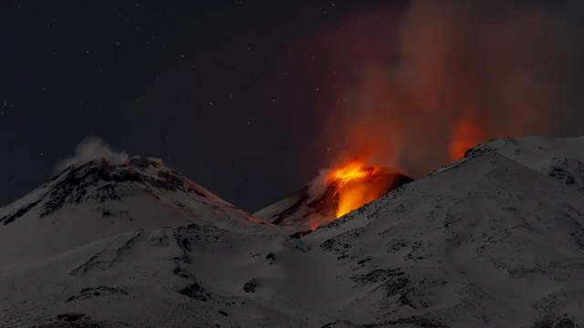 Etna znovu vybuchla. Pre turistov to bol jedinečný zážitok