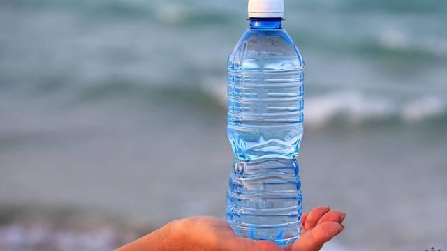 Pijete vodu z PET fľaše? Takto do vášho tela prúdia mikroplasty