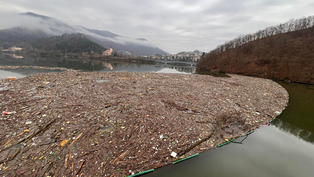 Ružínsku priehradu opäť vyčistili. Z vody vytiahli 80 ton odpadu