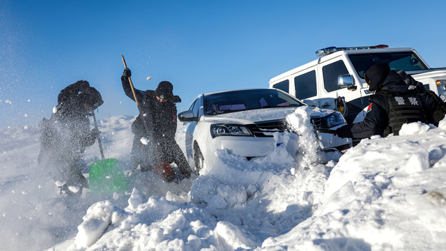 Mrazivý chaos: Mesto zasypal sneh, vietor dosahuje silu orkánu
