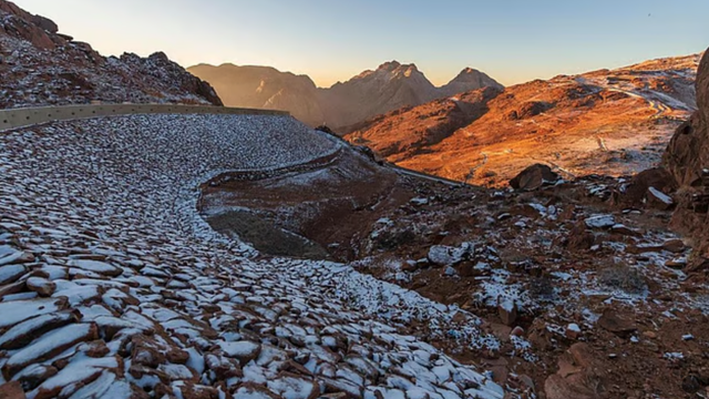 Počasie sa zbláznilo. Sneh napadol v Saudskej Arábii