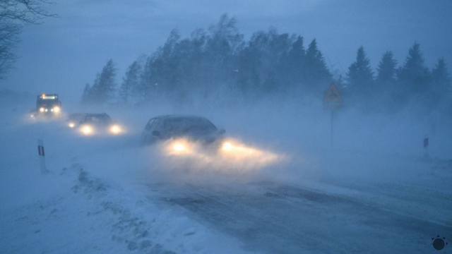 Výdatné sneženie v Poľsku. Zrušené vyučovanie, uviaznuté sanitky