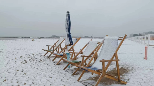 Pláže pri mori pokryl sneh. Takto vyzerá zasnežené Taliansko