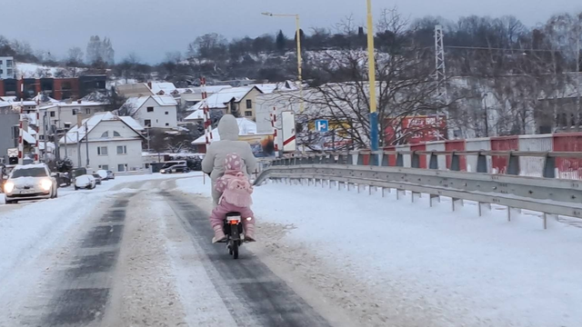 Risk alebo odvaha? Takto sa žena s dieťaťom viezli po zasneženej ceste