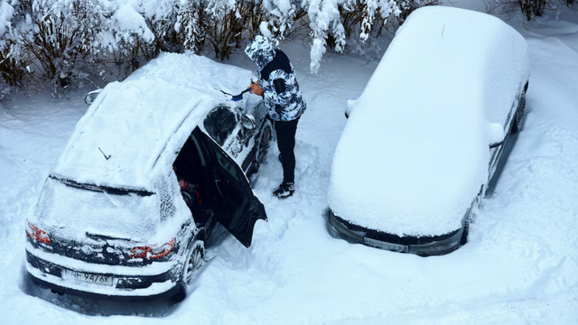 Toľko snehu nebolo 10 rokov. Sneh pokrýva Európu a ďalší ešte príde