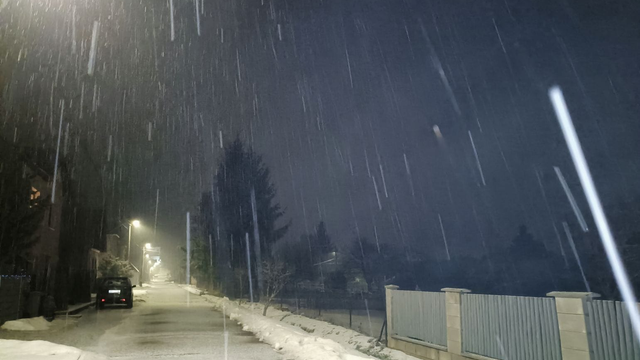 FOTO: Sneh už zasypáva slovenské cesty. Situácia sa v noci skomplikuje