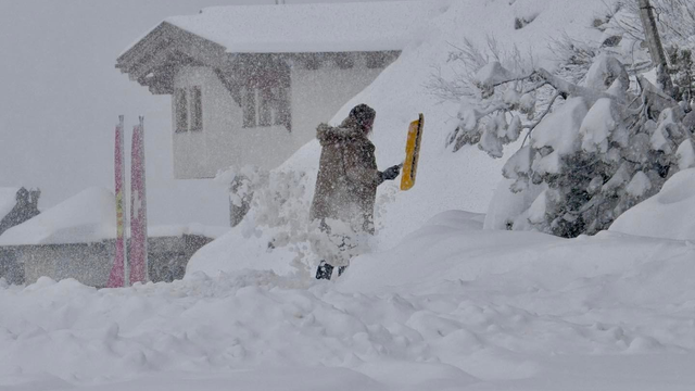 Sneží na západe, no cez víkend prídu ďalšie vlny. Niektoré oblasti zasype až 30 cm snehu