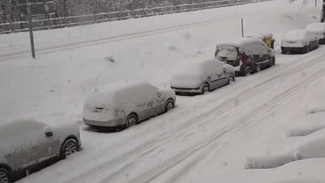 Na severe Slovenska výdatne sneží. Na horách zúri víchrica, hrozia samovoľné lavíny