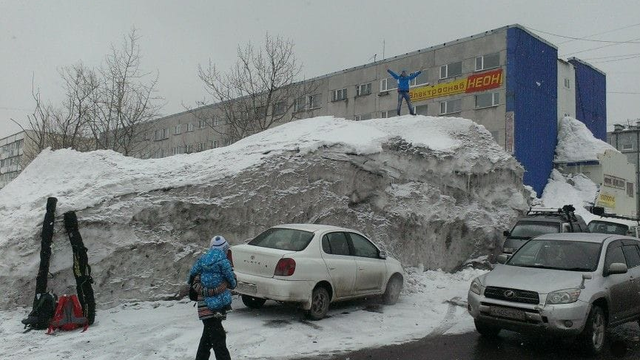 Na Kamčatke nasnežilo až 3 metre snehu, záveje siahajú po druhé poschodie