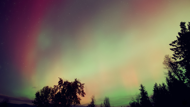 AKTUÁLNE: V utorok ráno sa pozerajte na oblohu. Zrejme uvidíte polárnu žiaru