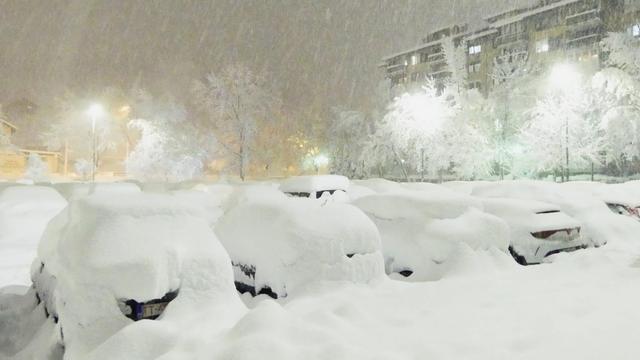 FOTO: Balkán zasypáva sneh. V tomto hlavnom meste nasnežilo už 50 cm snehu