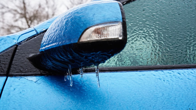 Meteorologický thriller: Do našej oblasti opäť mieri nebezpečný mrznúci dážď. Ľadové peklo príde už v noci