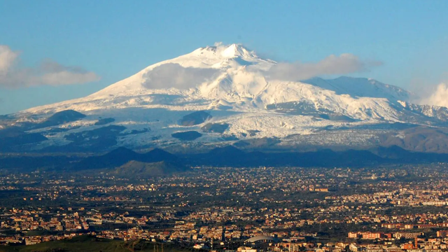 Etna pochovaná pod bielou pokrývkou. Za 48 hodín napadlo až dva metre snehu