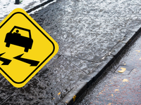 Školy dnes ostávajú zatvorené, cesty sú ako čisté sklo. Takéto počasie teraz mieri aj na Slovensko