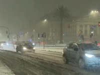 Napadlo už viac ako pol metra snehu a snežiť neprestáva. V platnosti sú výstrahy