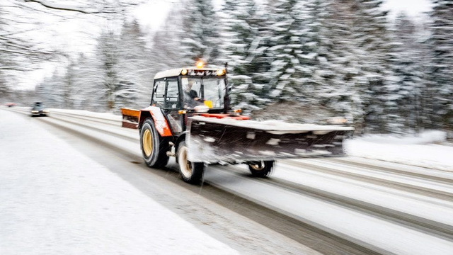 Česko potrápil sneh. V Prahe meškali autobusy, niektoré cesty úplne uzatovrili