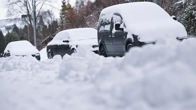 Jazerný efekt priniesol desiatky centimetrov snehu. Zrušili vyučovanie v školách