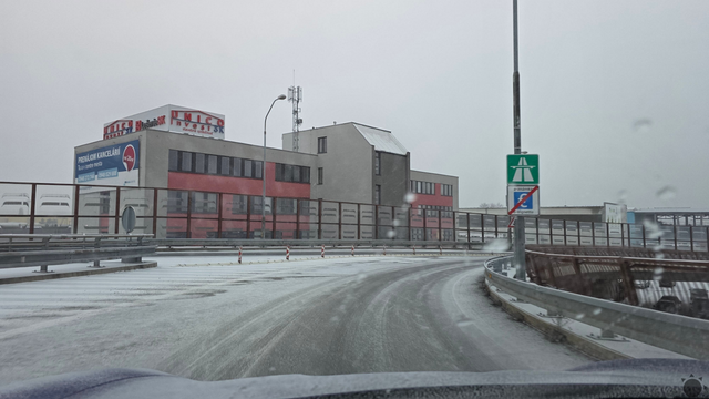 Sneží najmä na juhu a sneženie dorazilo aj do Bratislavy. To hlavné však ešte len príde