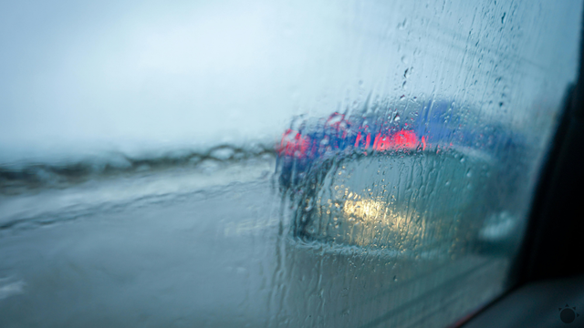 Poľadovica a dážď už komplikujú dopravu. Na cestách pribúdajú nehody