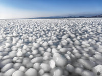 Vyzerajú ako z AI, no sú skutočné: Ľadové gule na Balatone majú jasné vysvetlenie