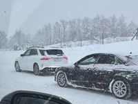 Chorvátsko zasypáva sneh. Diaľnica je upchatá, ľudia mrznú v autách