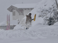 Sneží na západe, no cez víkend prídu ďalšie vlny. Niektoré oblasti zasype až 30 cm snehu