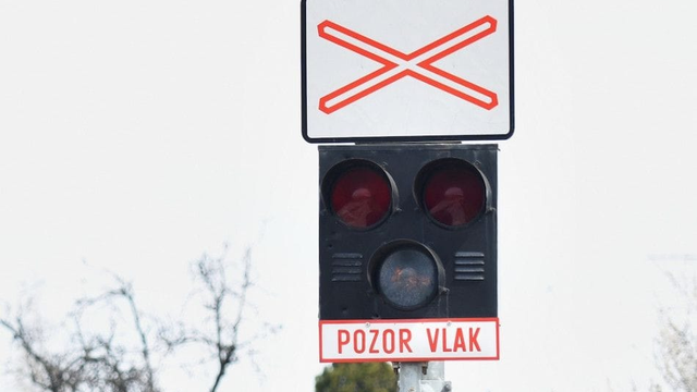 AKTUÁLNE: Sneženie a silný vietor lámu stromy. Nefungujú železničné priecestia