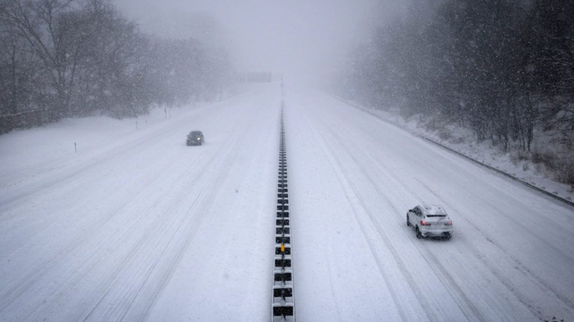Zima a sneh zasiahli USA. Už sú prvé obete, 900 000 domácností je bez elektriny