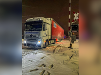 Na zasneženej ceste takmer došlo k tragédii. Rozhodovali minúty