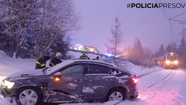 Auto skončilo na koľajisku zubačky. Na mieste zasahovali záchranné zložky