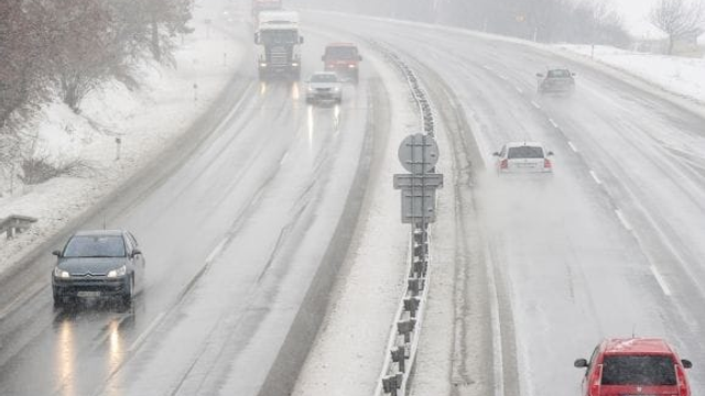 AKTUÁLNE: V Česku uzatvárajú diaľnice pre husté sneženie
