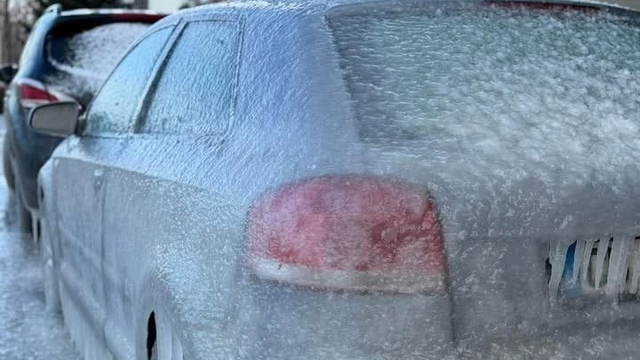 Celé západné Slovensko hlási mrznúci dážď. Cesty sa menia na klzisko, bratislavské letisko je uzatvorené