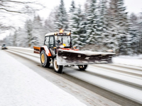 Česko potrápil sneh. V Prahe meškali autobusy, niektoré cesty úplne uzatovrili
