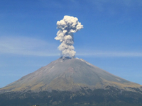 Známa sopka Popocatépetl znova ožíva. Na Mexiko vychrlila sopečný prach