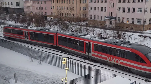 Vlak sa vykoľajil kvôli vrstve ľadu. Najďalej platia život ohrozujúce podmienky na cestách