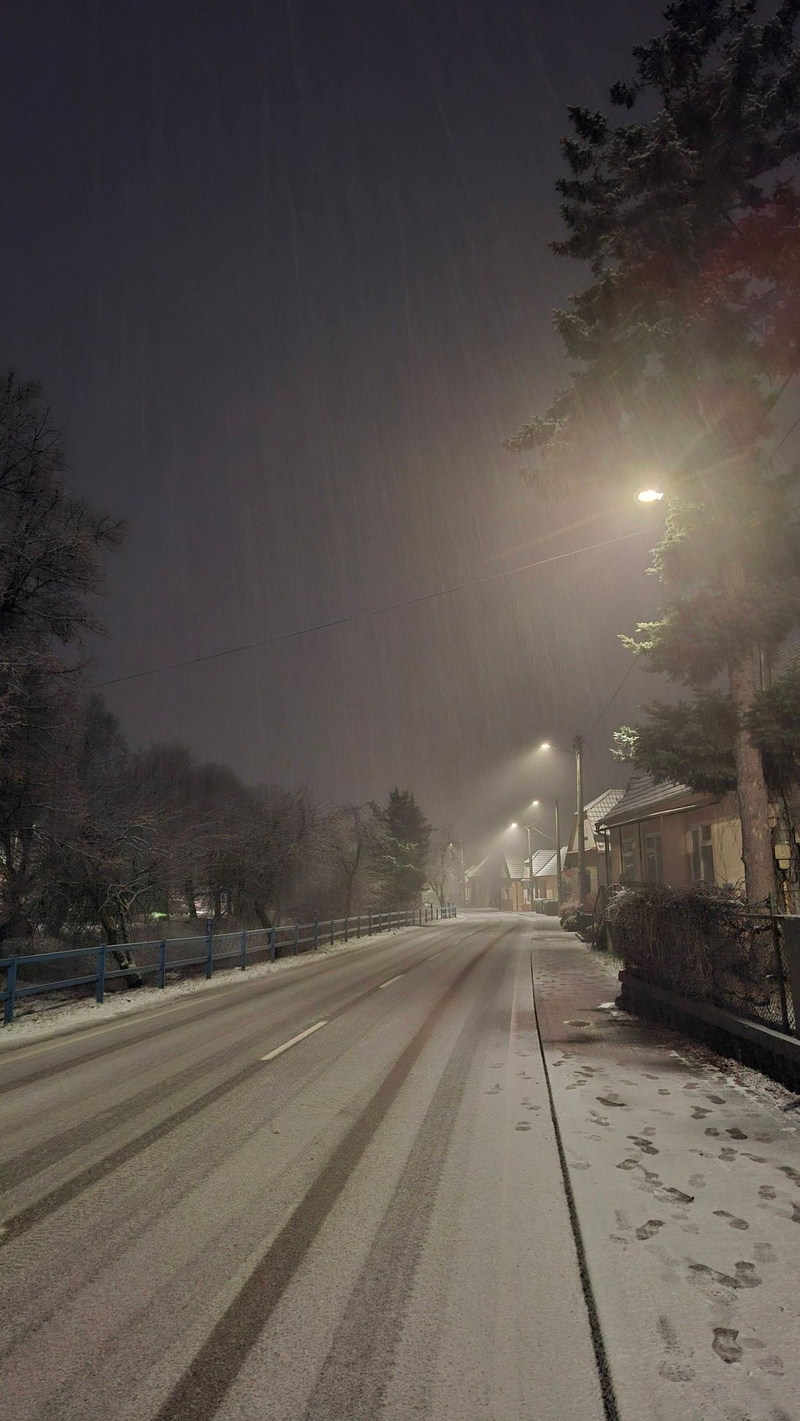Do rána sa zabeleli aj cesty a chodníky na severozápade. Foto: FB Marianna Mestanek, Sobotište