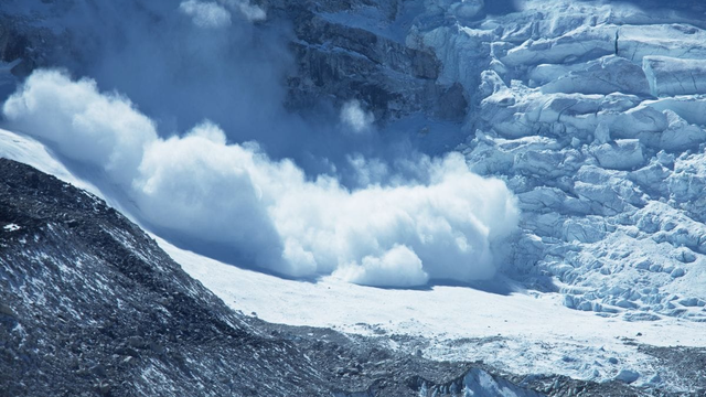 Nešťastie v Rakúsku: Päť lyžiarov zahynulo pod lavínou